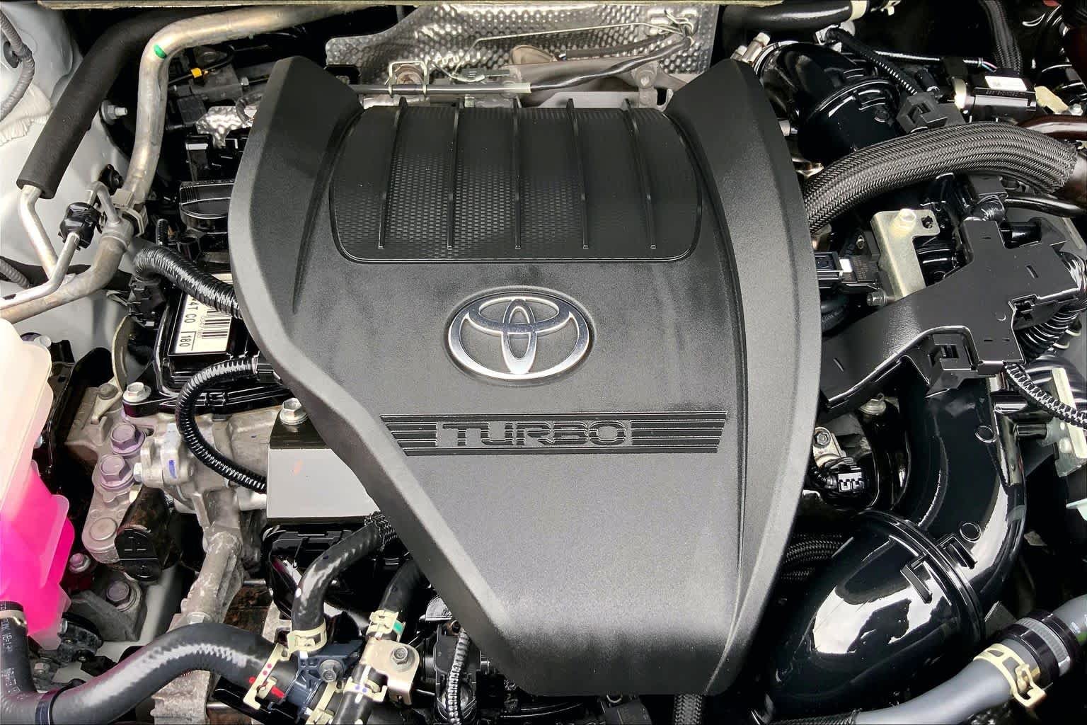 Used 2025 Wind Chill Pearl Toyota XLE image 32