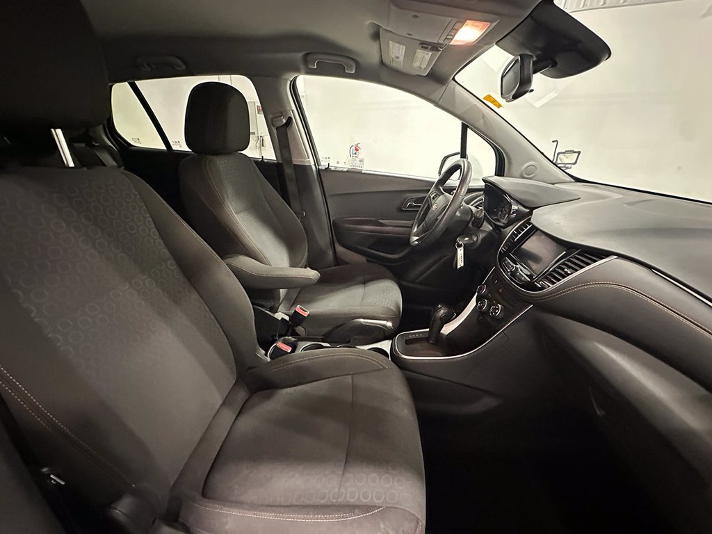 Used 2020 White Chevrolet LS image 24