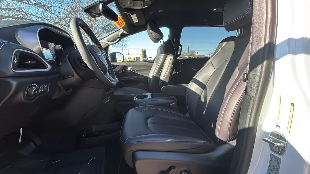 2026 Chrysler Pacifica Select - Photo 10