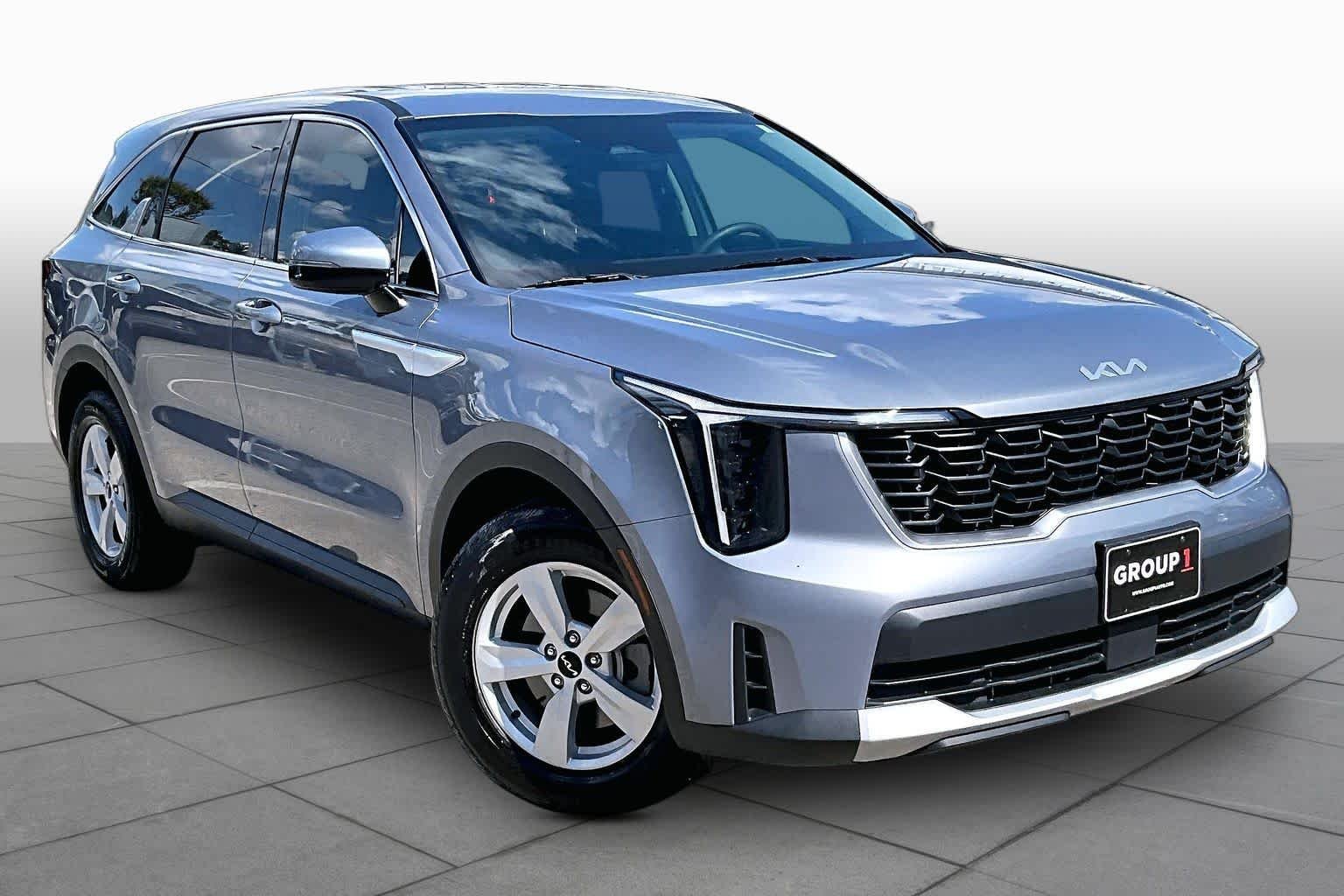 Used 2025 Everlasting Silver Kia LX image 5