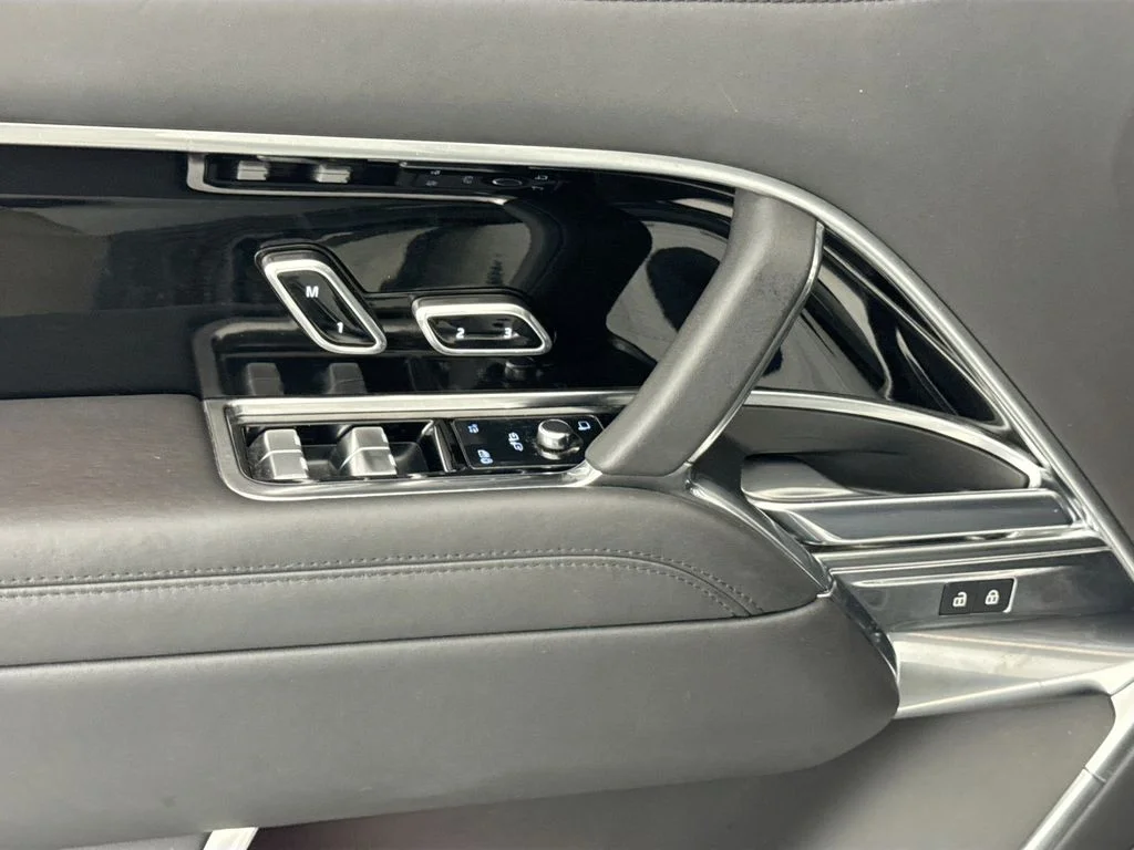 Used 2023 White Land Rover SE image 18