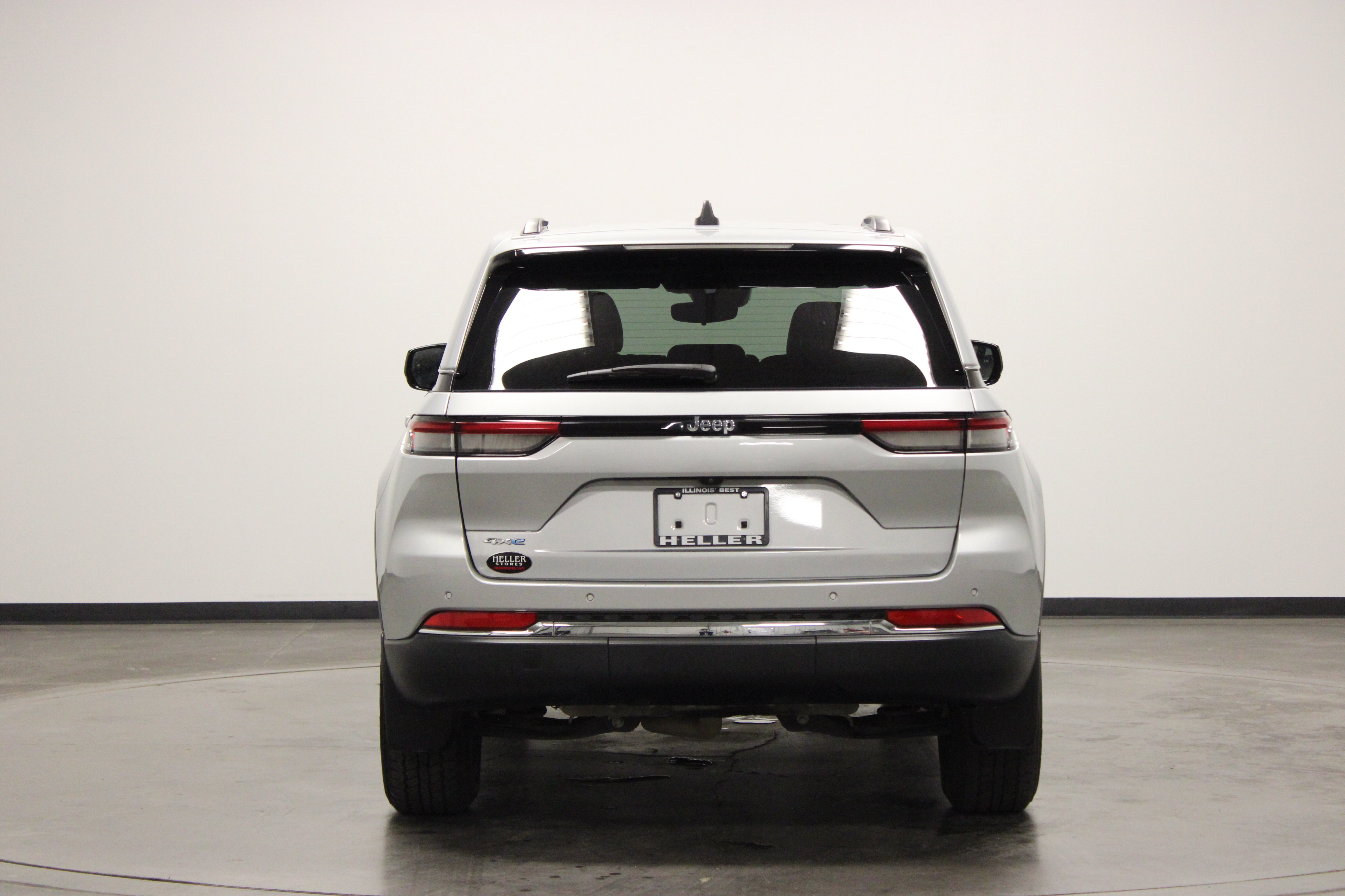 Used 2022 Silver Zynith Jeep 4xe image 7