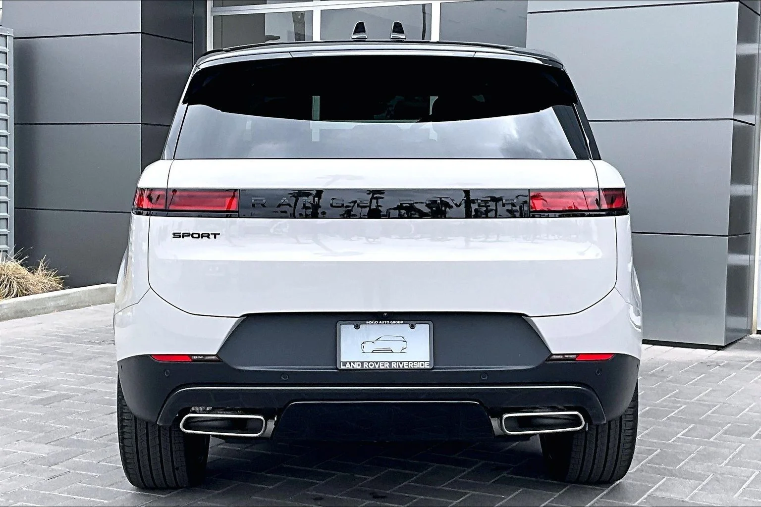New 2026 Borasco Grey Land Rover SE image 4