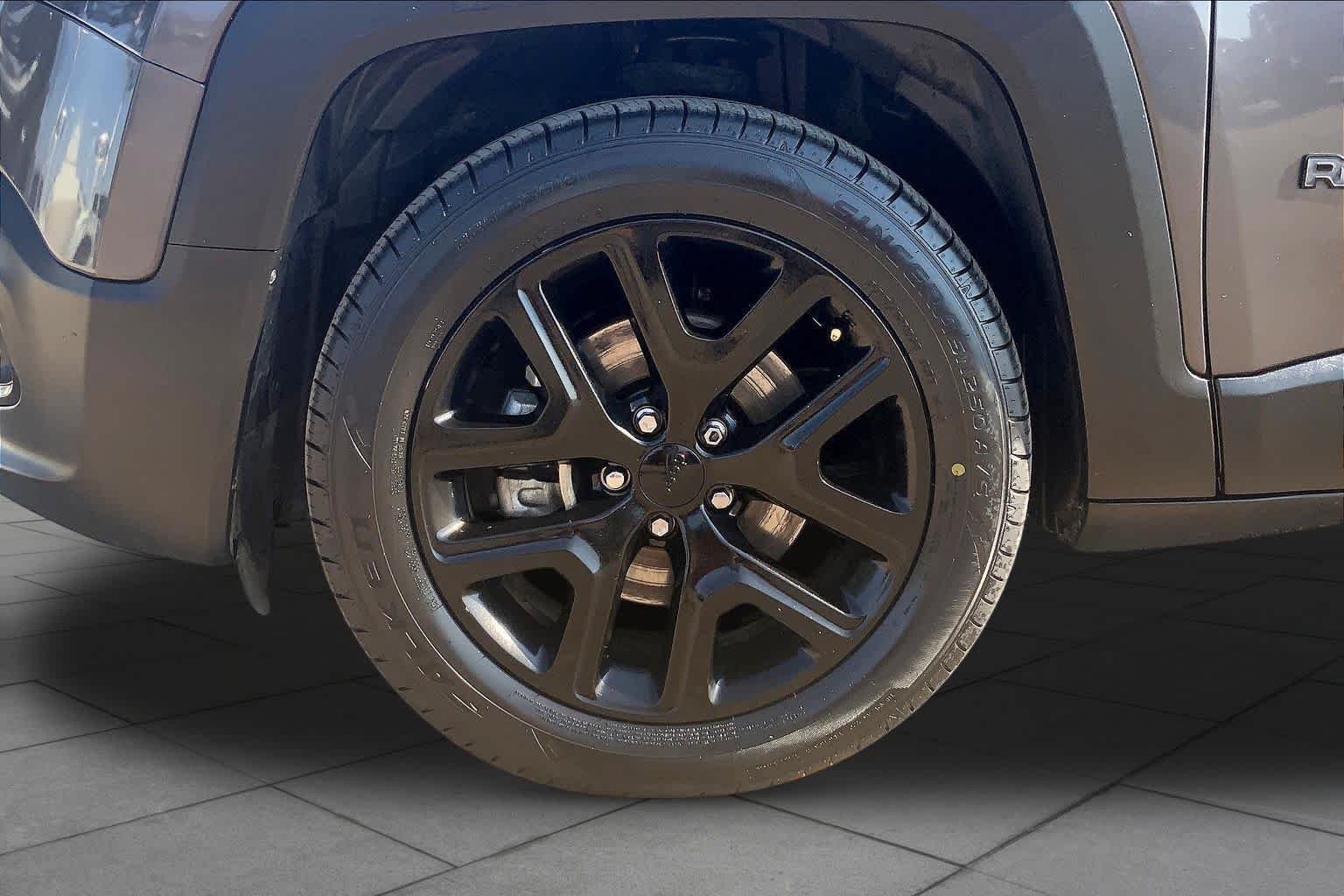 Used 2018 Granite Crystal Metallic Clearcoat Jeep Altitude image 11
