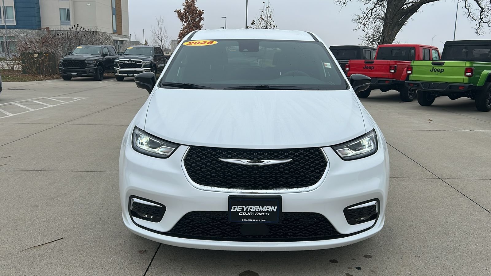 New 2026 Bright White Clear-Coat Exterior Paint Chrysler Select image 8