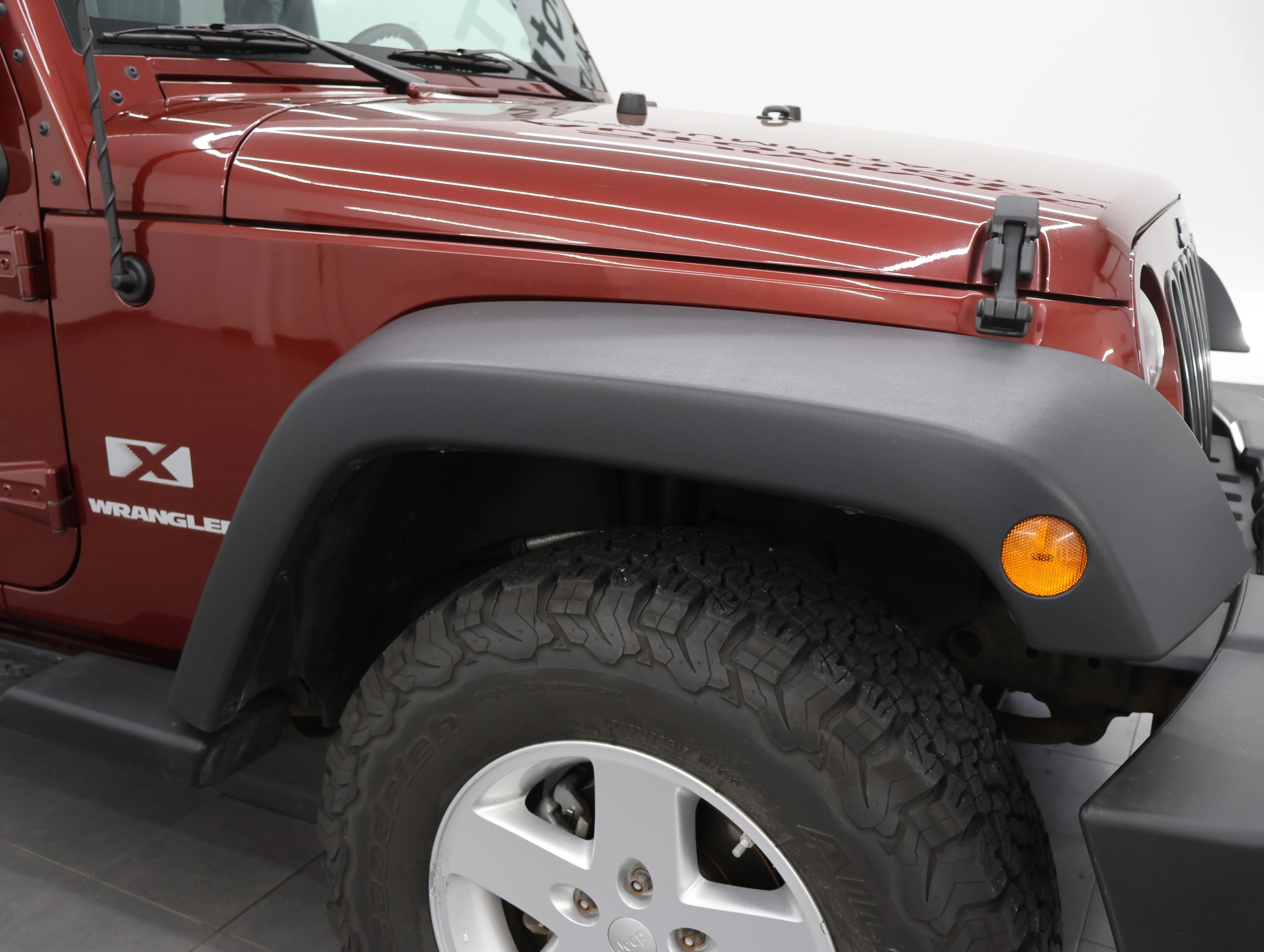 Used 2009 Red Rock Crystal Pearl Jeep X image 19