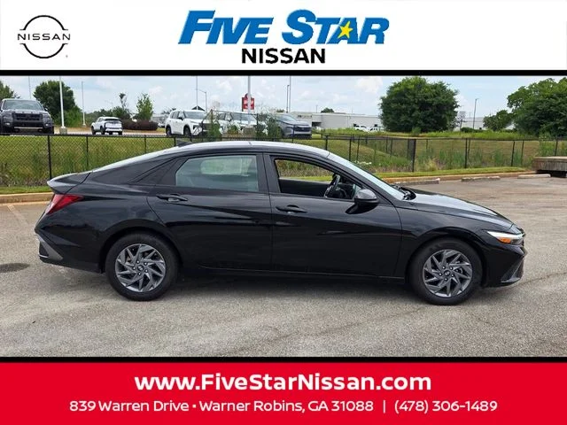 Used 2024 Black Hyundai SEL image 12