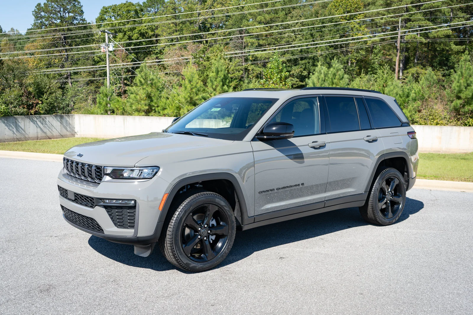 New 2027 Sting-Gray Clear-Coat Paint Jeep Limited image 3