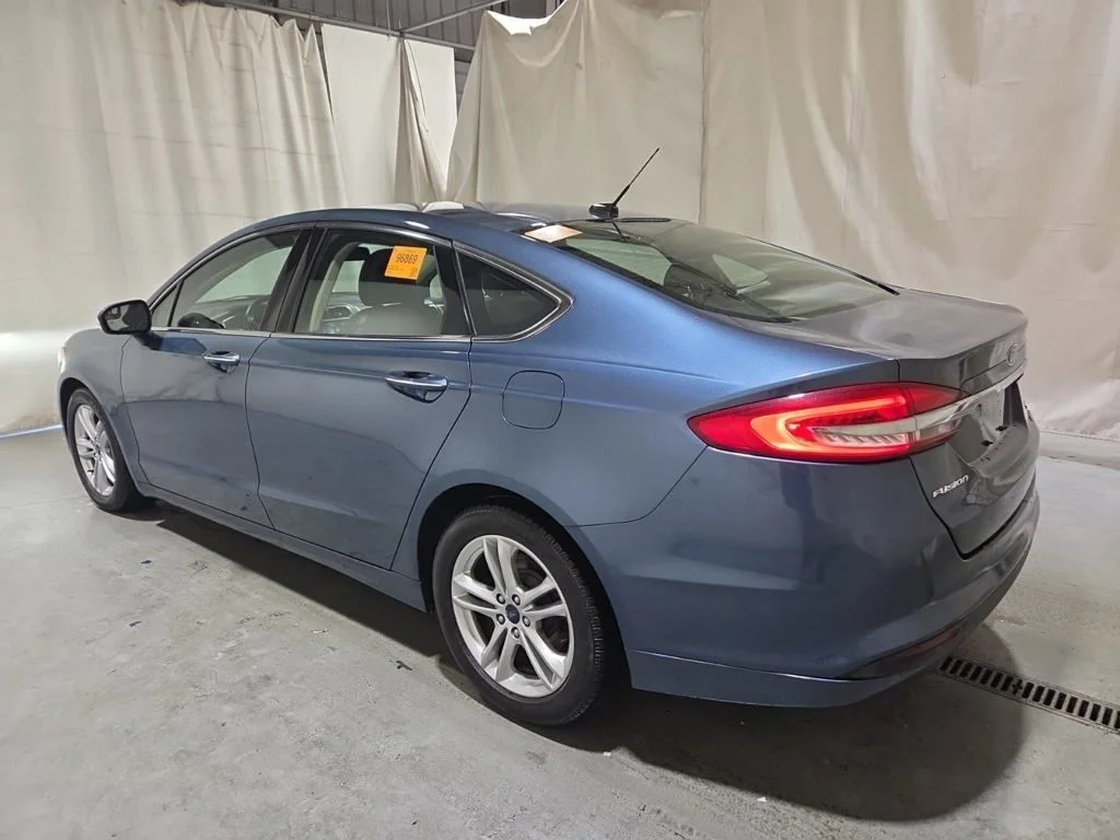 Used 2018 Blue Ford SE image 3