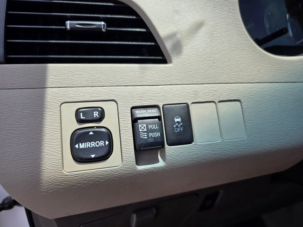 Used 2011  Toyota XLE AAS image 17
