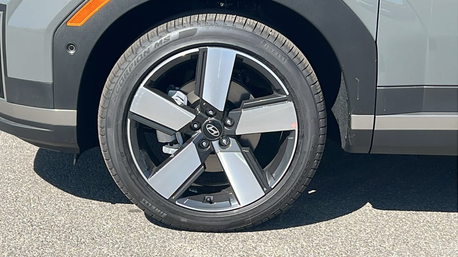 New 2027 Hampton Gray Hyundai Limited image 9
