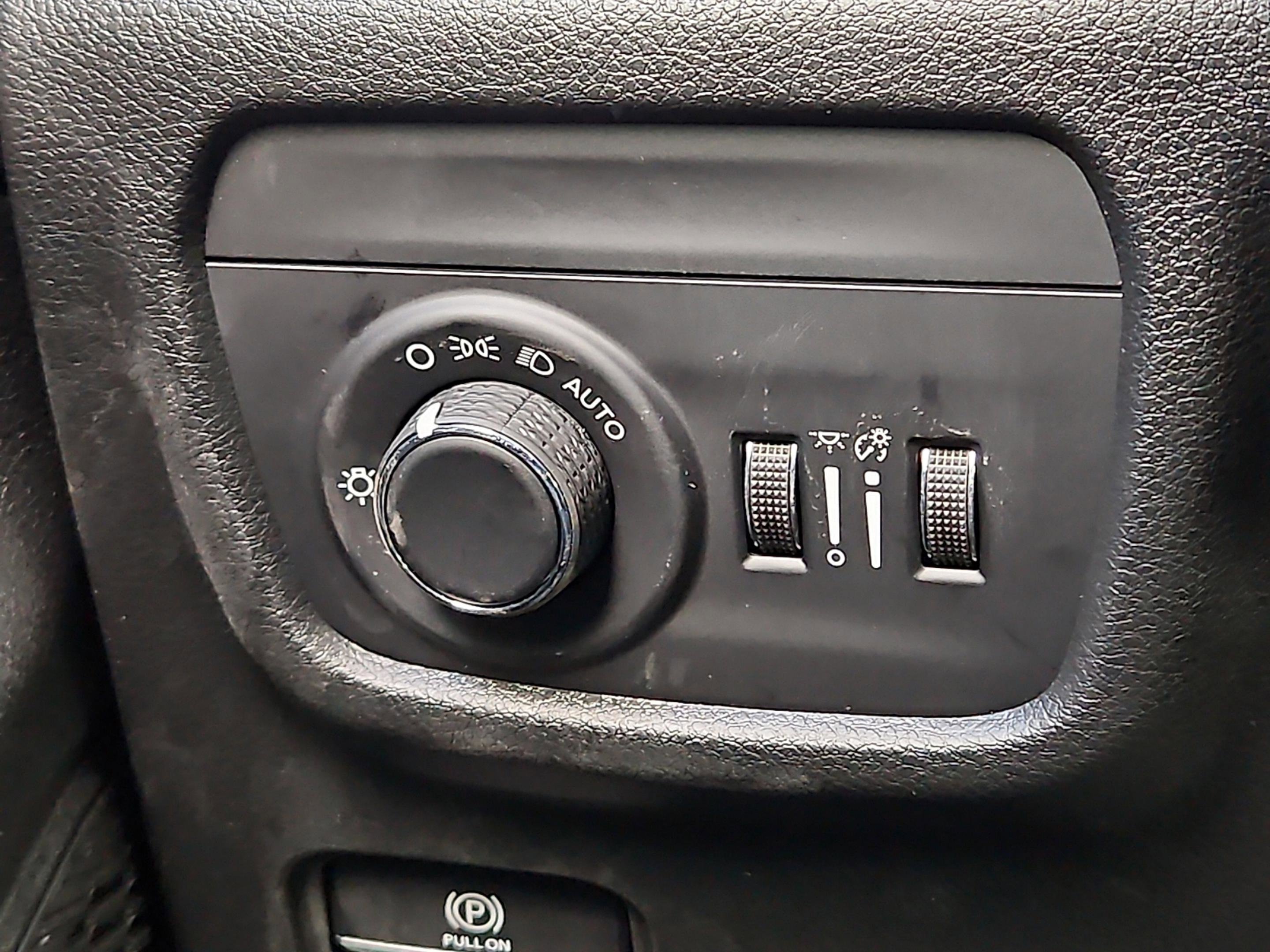 New 2025 Bright White Clear-Coat Exterior Paint Jeep Laredo image 20