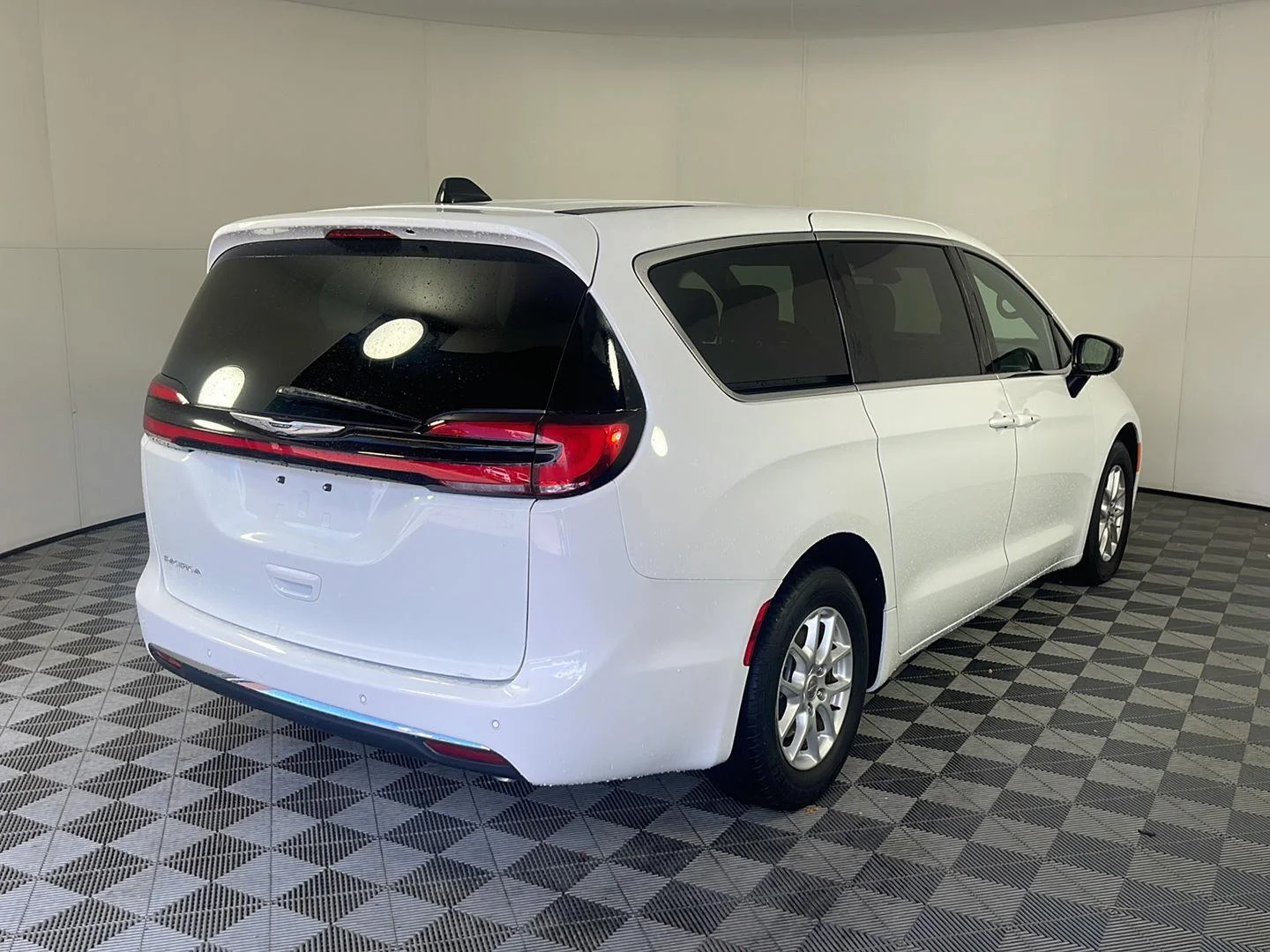 Used 2025 Bright White Clearcoat Chrysler Select image 7