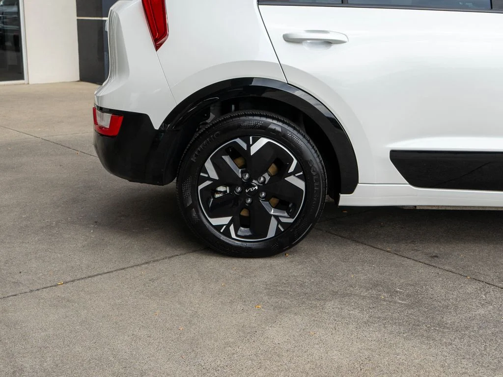 Certified Used 2024 White Kia Wind image 33