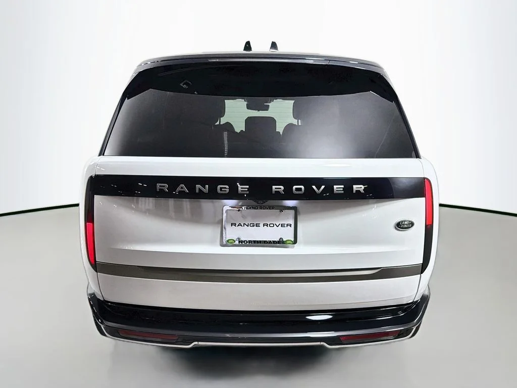 Used 2023 White Land Rover SE image 6