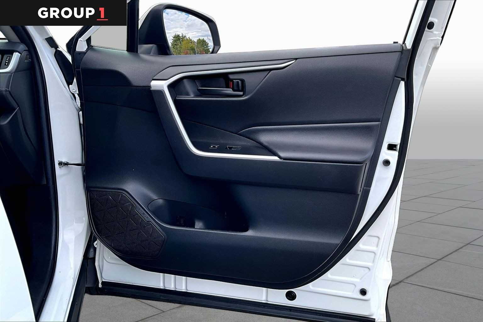 Used 2020 Super White Toyota Hybrid LE image 23
