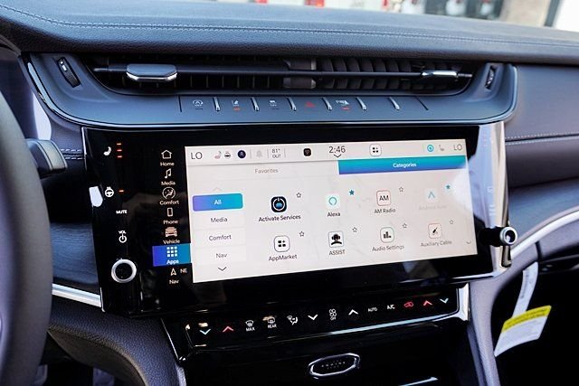 New 2026 Bright White Clear-Coat Exterior Paint Jeep Limited image 31