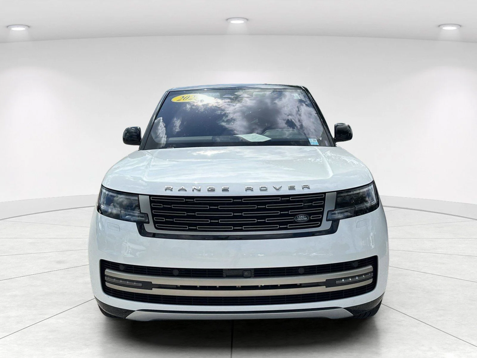 Used 2023  Land Rover SE image 2