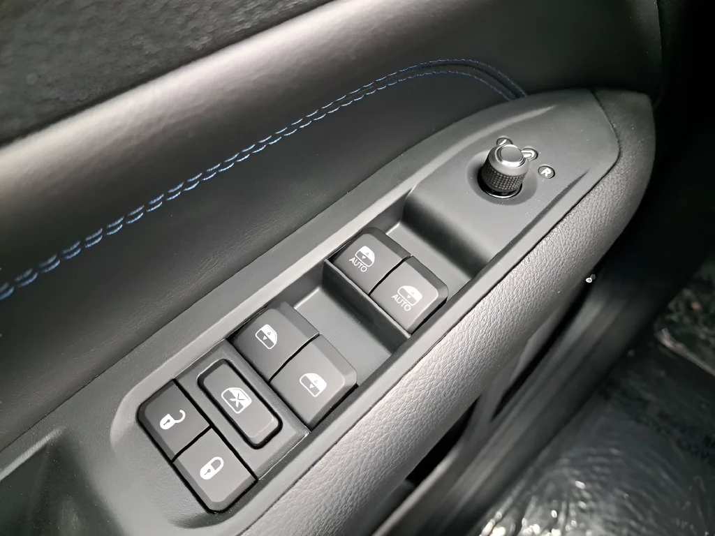 New 2026 Diamond Black Crystal Pearl-Coat Exterior Paint Jeep Latitude image 24