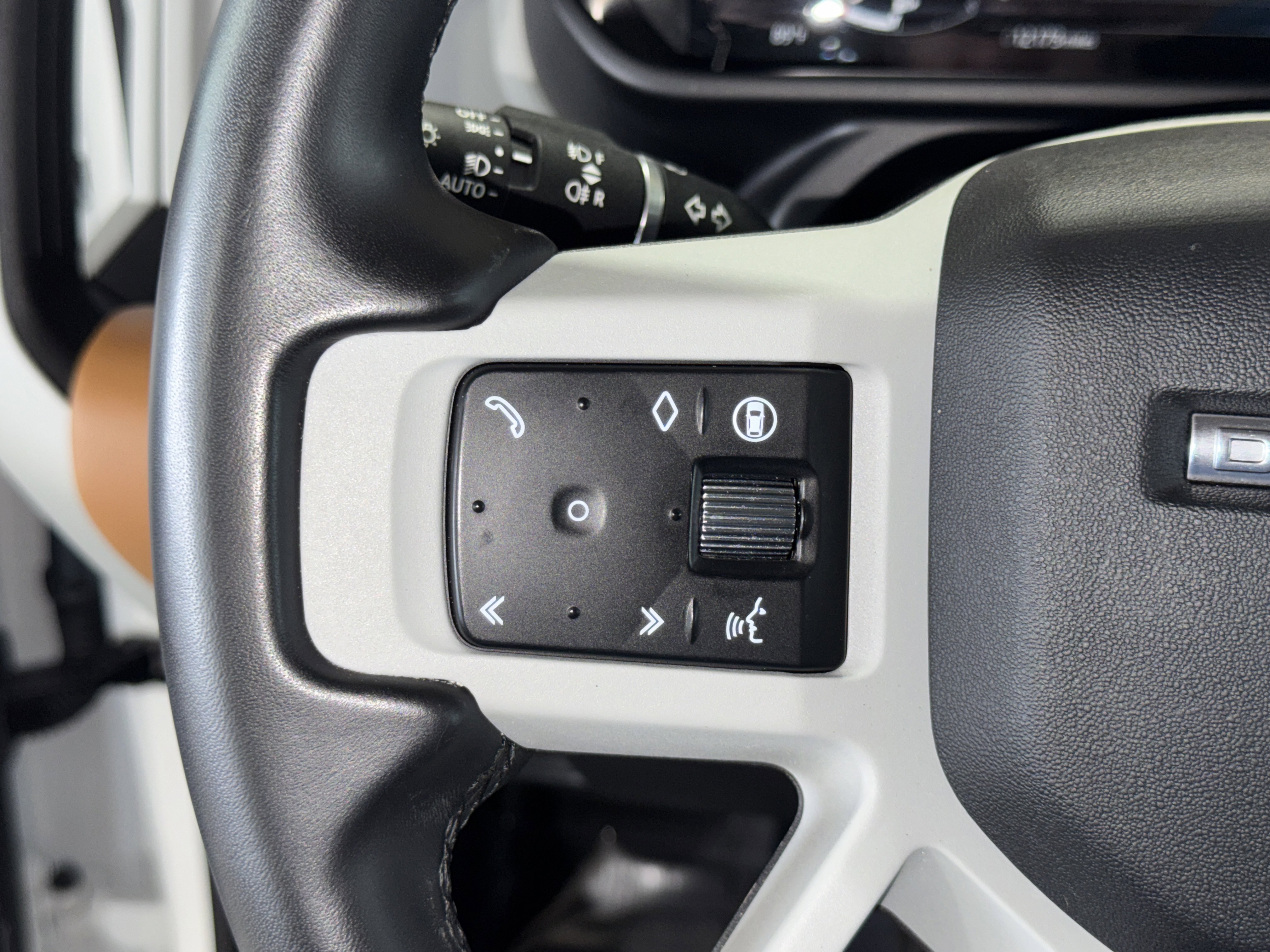 Used 2024 Fuji White Land Rover SE image 22
