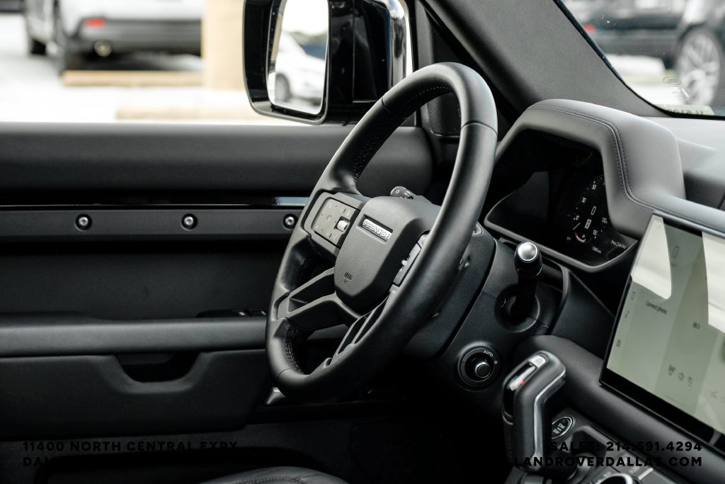 Used 2025 Black Land Rover X-Dynamic SE image 18