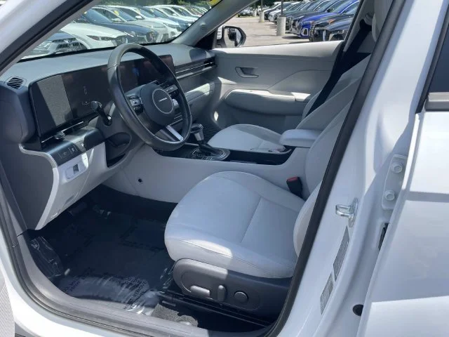 Used 2025 White Hyundai SEL image 21
