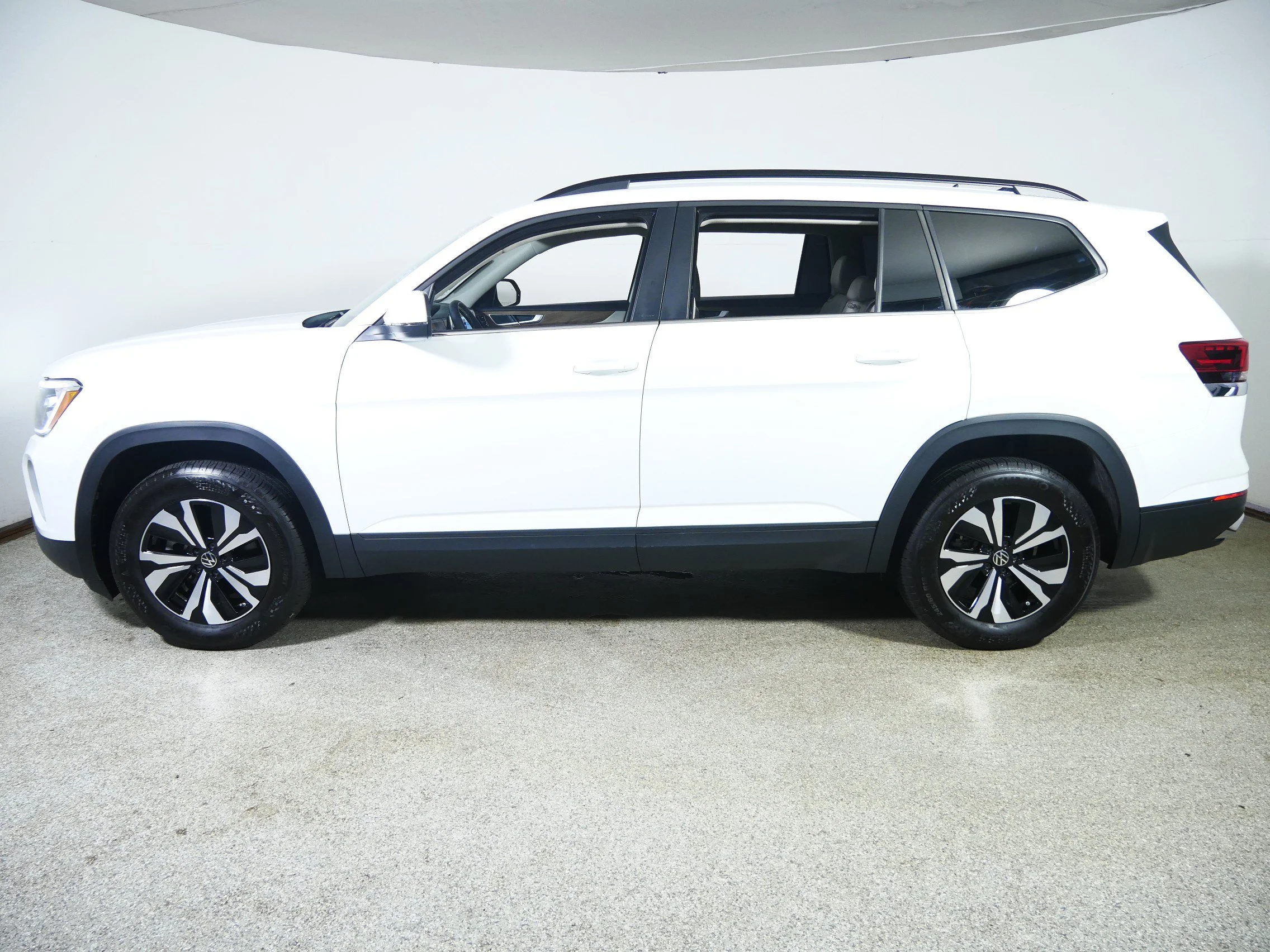 Used 2025 Pure White Volkswagen 2.0T SE image 4