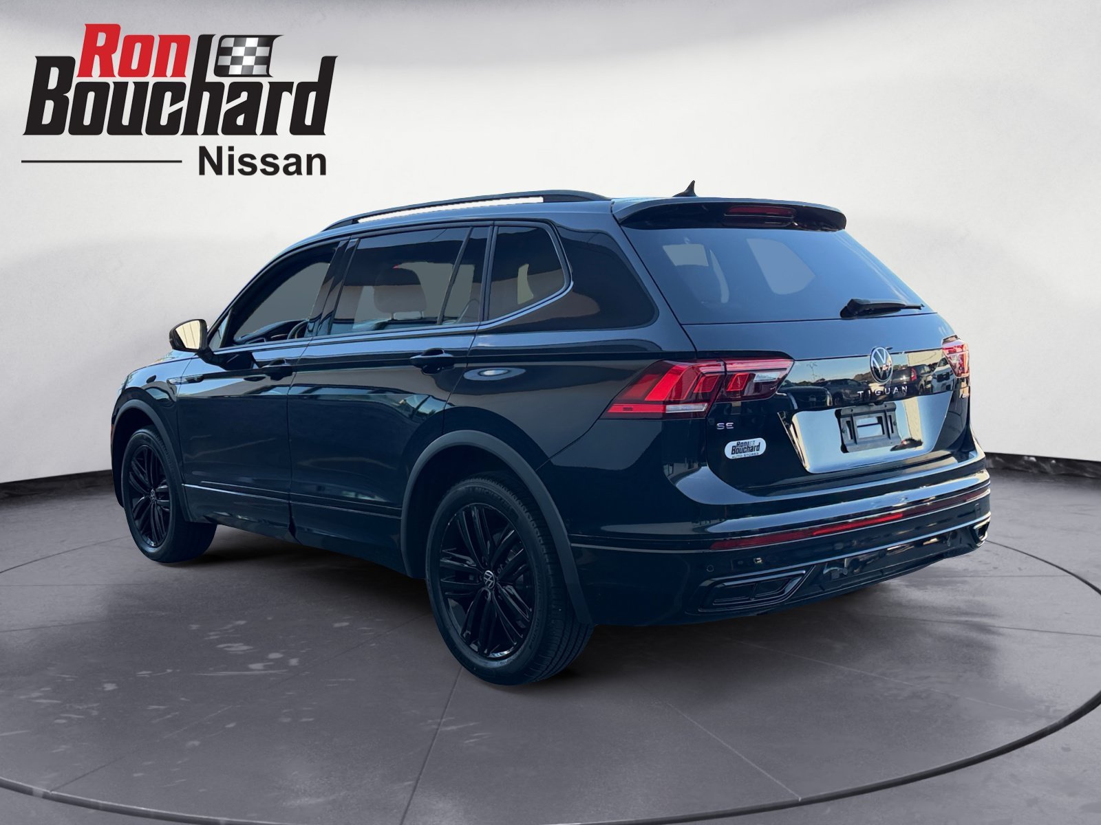 Used 2022 Deep Black Pearl Volkswagen SE R-Line Black image 4