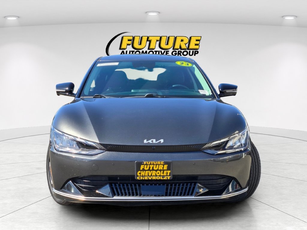 Used 2023 Gray Kia Wind image 2