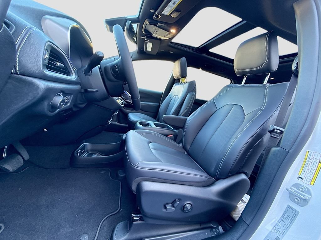 2026 Chrysler Pacifica Select - Photo 14
