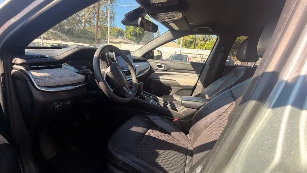 Used 2024 Silver Jeep Latitude image 5