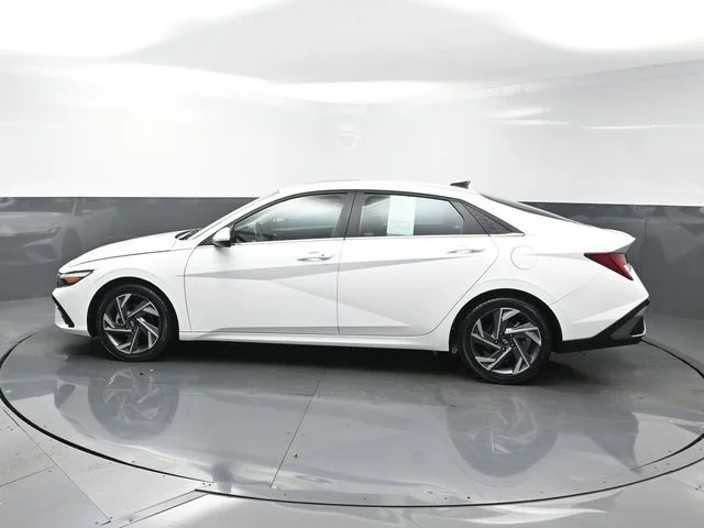 Used 2025 White Hyundai SEL Convenience image 4