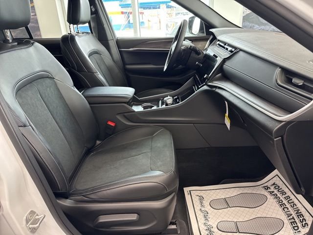 New 2026 Bright White Clear-Coat Exterior Paint Jeep Altitude image 12