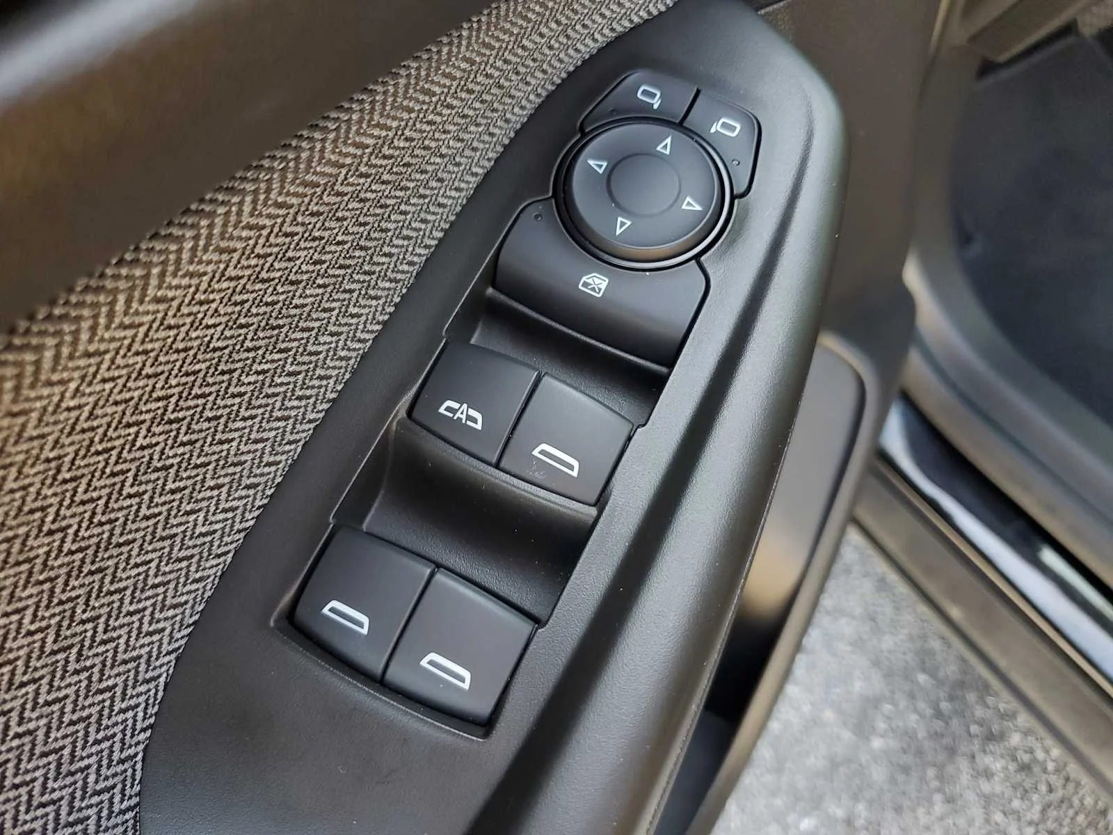 Used 2025 Mosaic Black Metallic Chevrolet LT image 18
