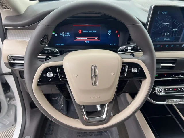 Used 2023 White Lincoln Standard image 21