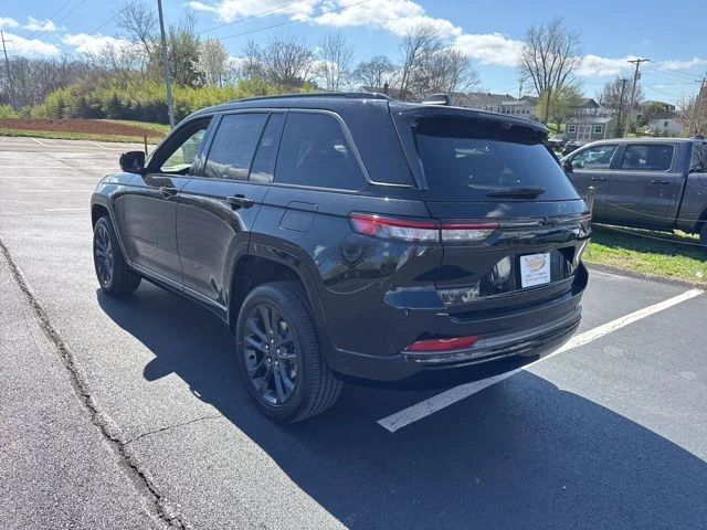New 2026 Diamond Black Crystal Pearl-Coat Exterior Paint Jeep Limited Reserve image 5