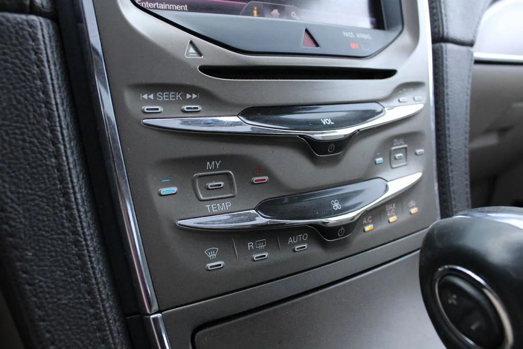 Used 2012 Beige Lincoln Base image 18