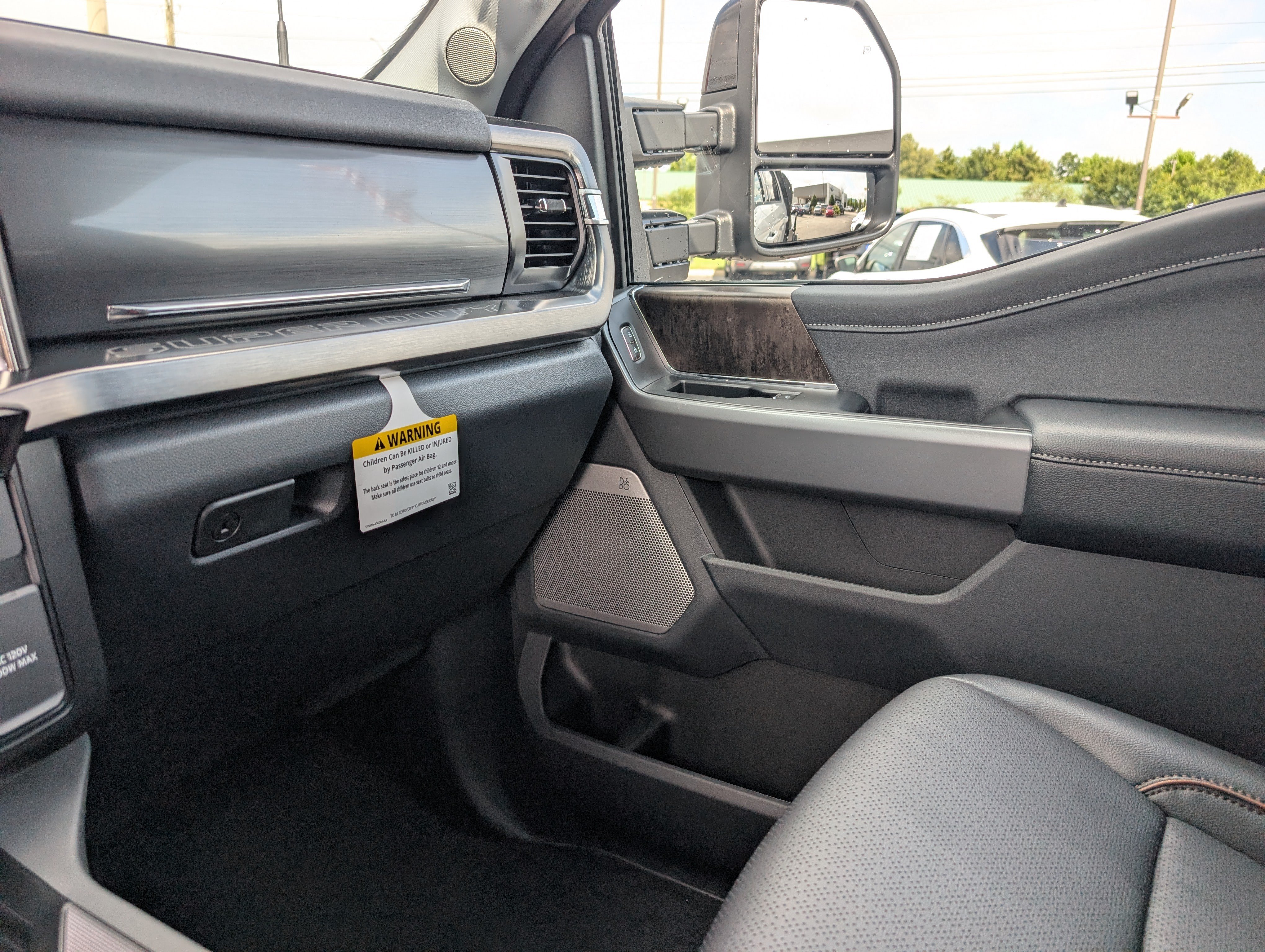 New 2026 Star White Metallic Tri-Coat FORD F-450® LARIAT® image 31