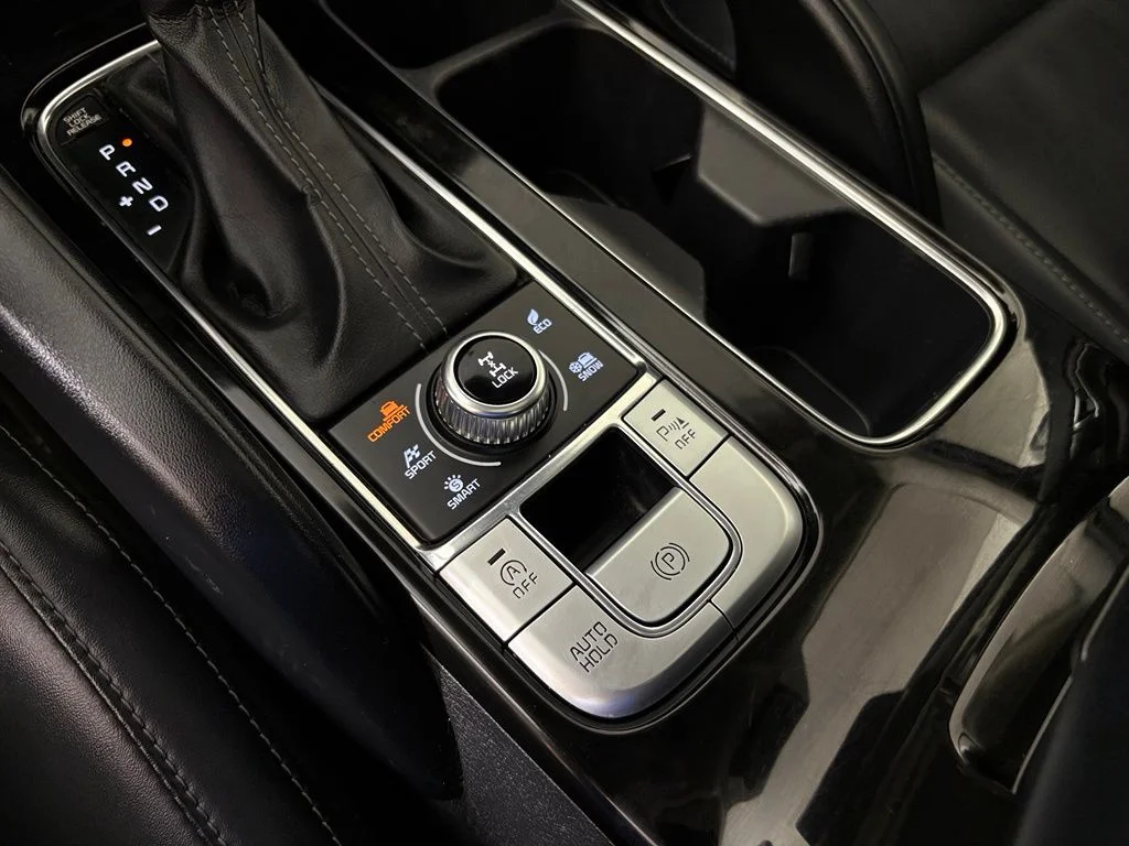 Used 2022 White Kia S image 32