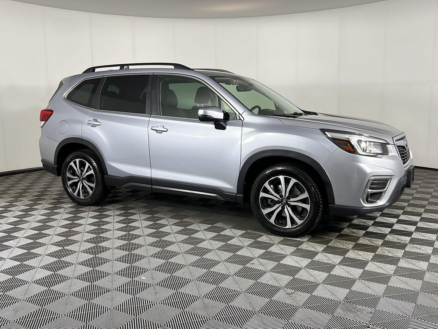 Used 2020 Ice Silver Metallic Subaru Limited image 3
