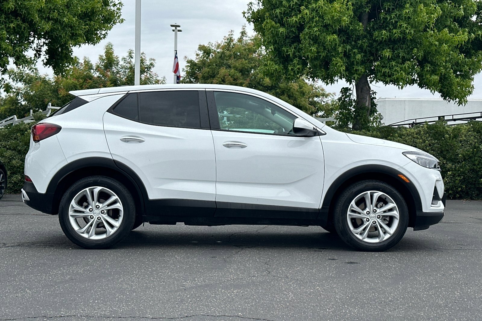 Used 2021 Summit White Buick Preferred image 3