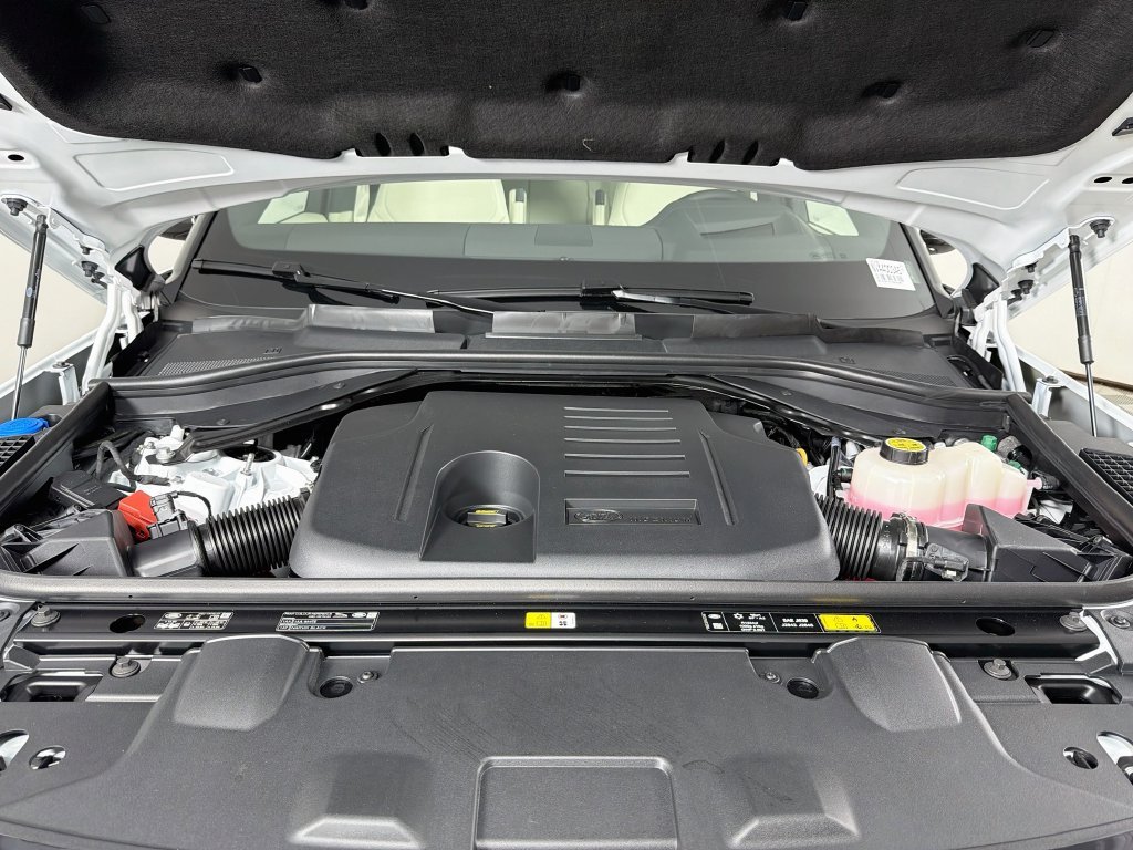 New 2027 Fuji White Land Rover SE image 32