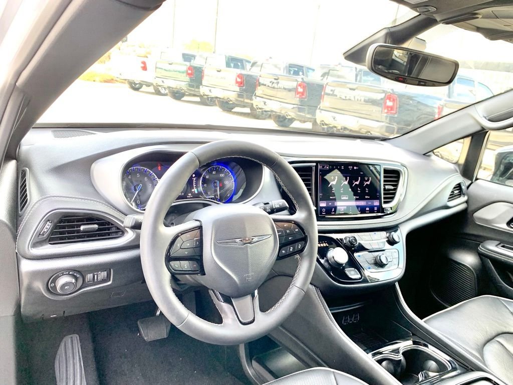 Used 2025 White Chrysler Limited image 11
