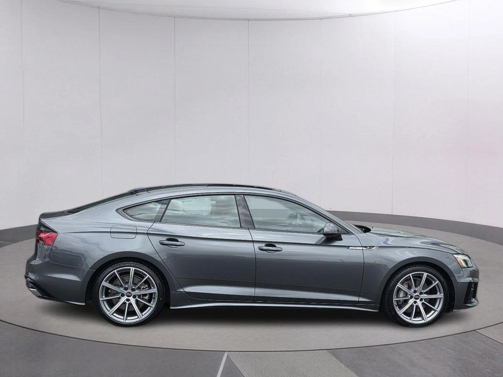 Used 2025  Audi S line Premium image 4