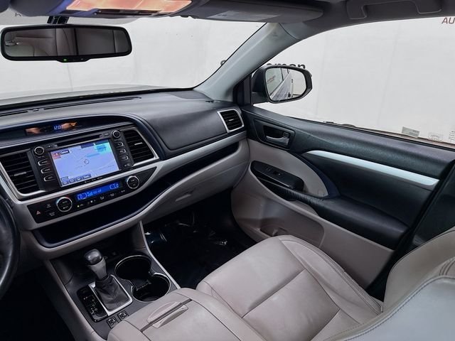 Used 2016 Blue Toyota XLE V6 image 24