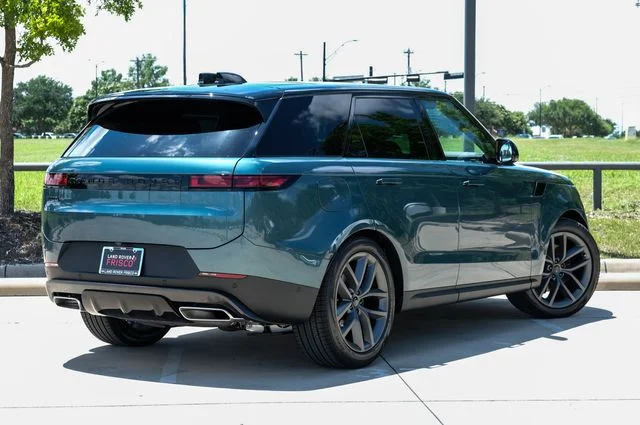 New 2026 Giola Green Metallic Land Rover SE image 10