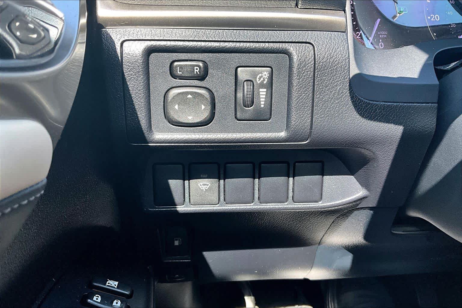 Used 2014 Silver Lining Metallic Lexus Hybrid image 35