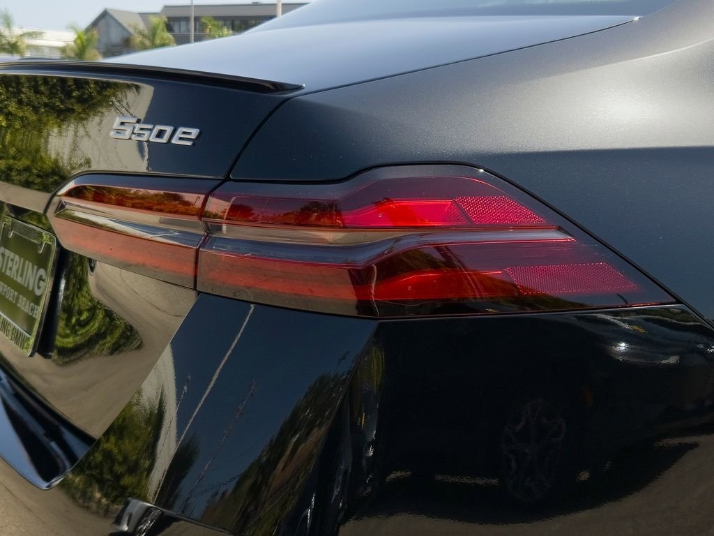 New 2026 Black Sapphire Metallic BMW 550e xDrive image 5