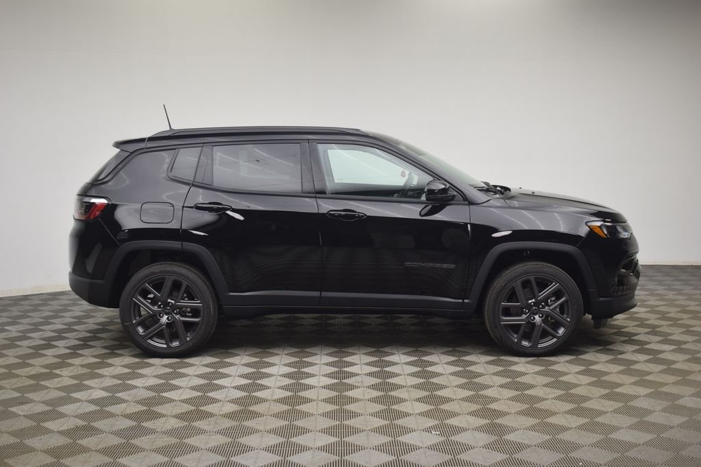New 2026 Diamond Black Crystal Pearl-Coat Exterior Paint Jeep Limited image 3