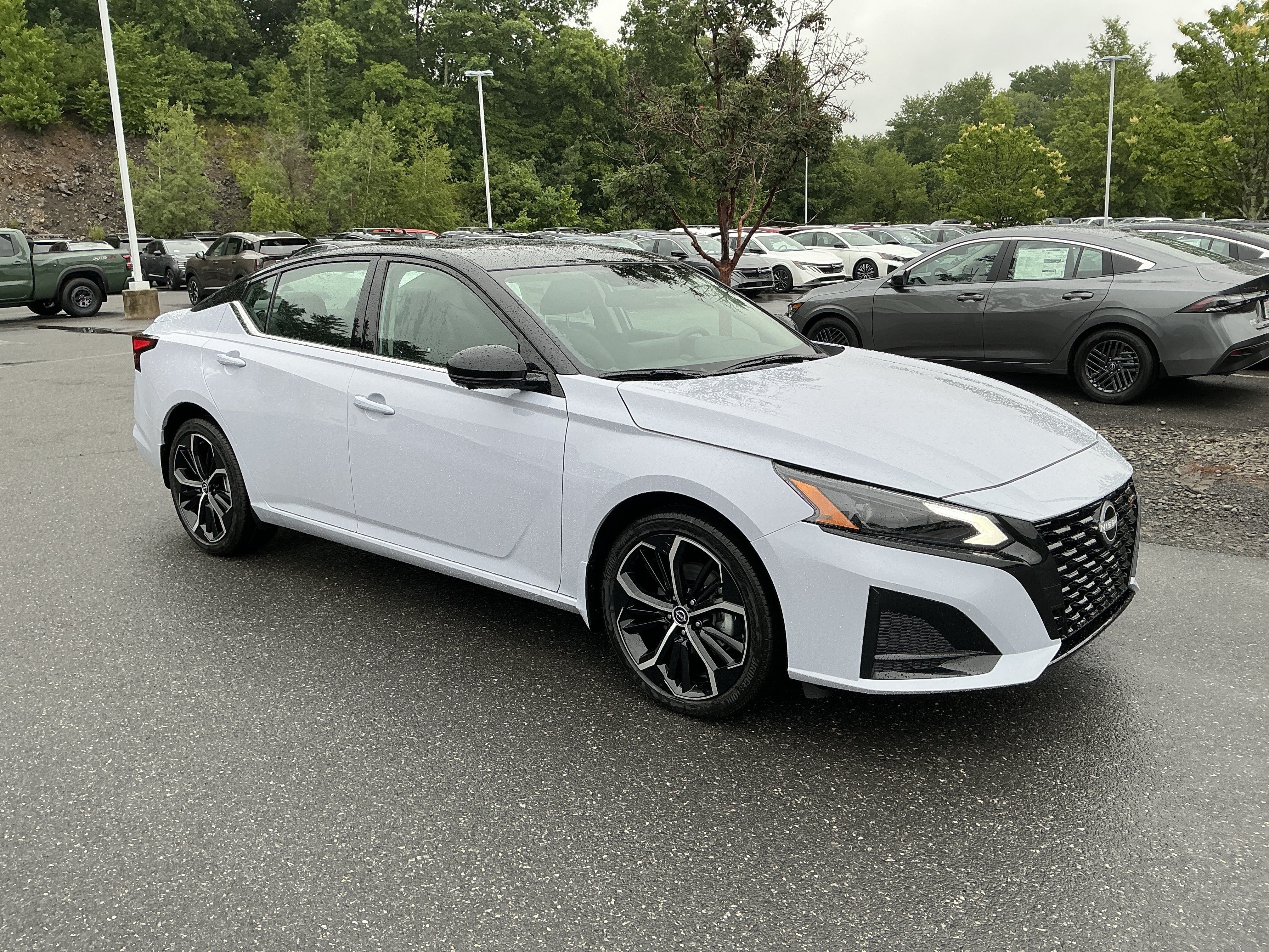 New 2026 Gray Sky Pearl / Super Black Two-tone Nissan SR image 2
